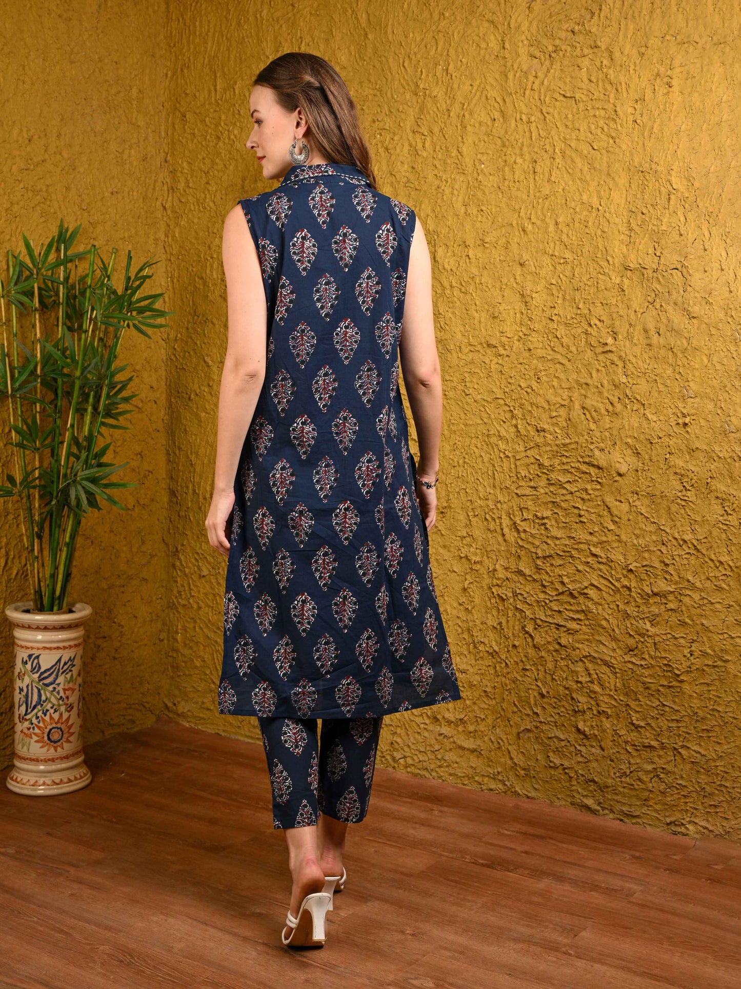 Blue Sleeveless Neck Threadwork Detail Kurta Set